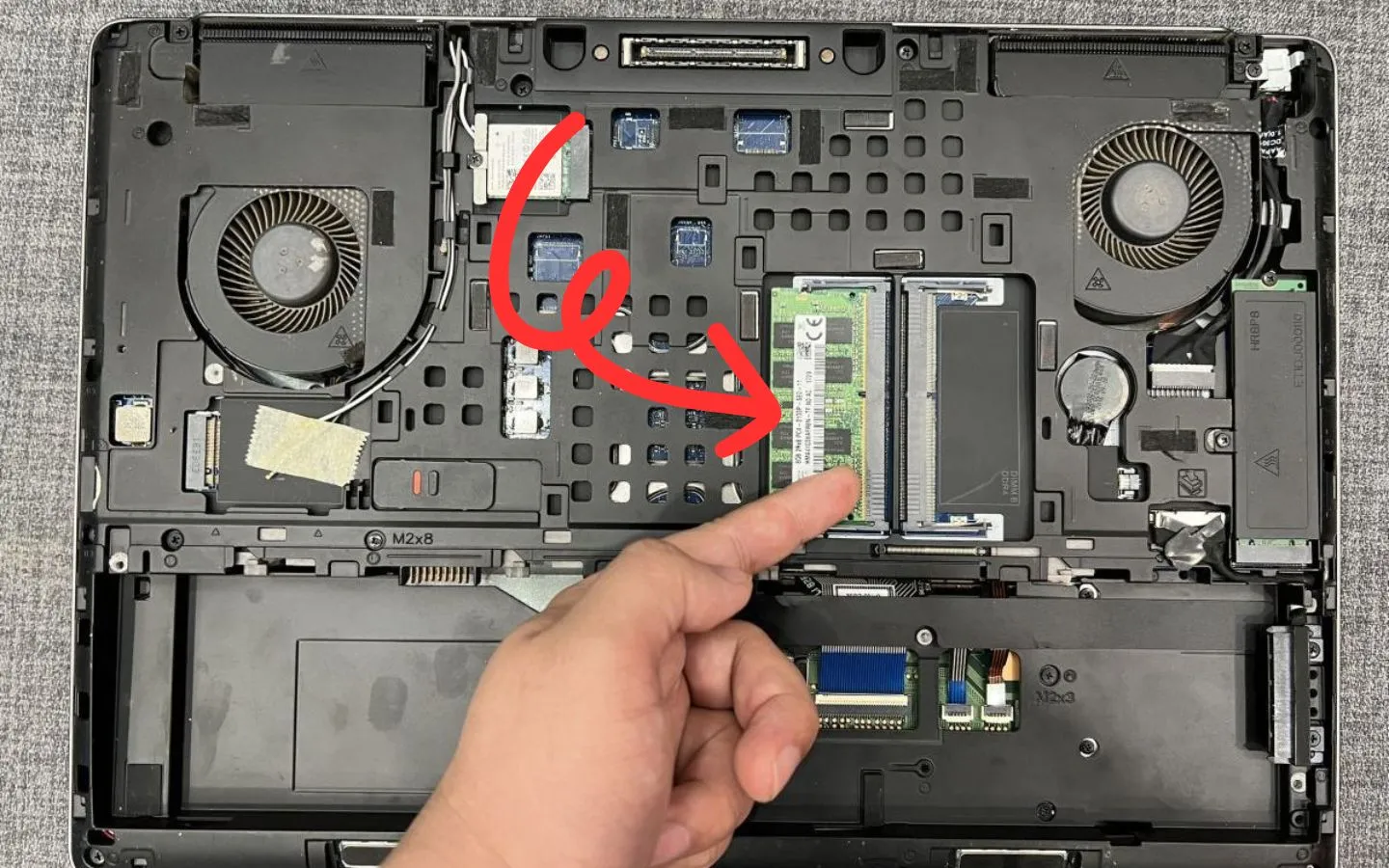 Xác định vị trí khe cắm và tháo RAM ra (Nguồn: Internet)