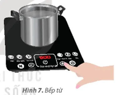 Người dùng điều chỉnh nhiệt độ bếp từ thông qua các nút bấm cảm ứng hiện đại