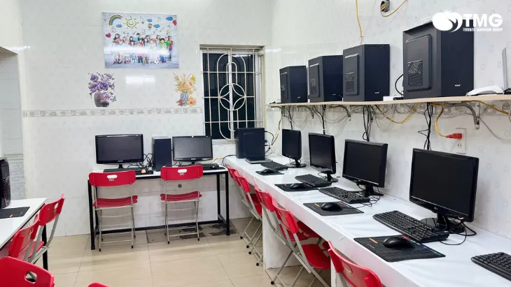 Nhân viên văn phòng đang sử dụng máy tính để xử lý dữ liệu chuyên nghiệp