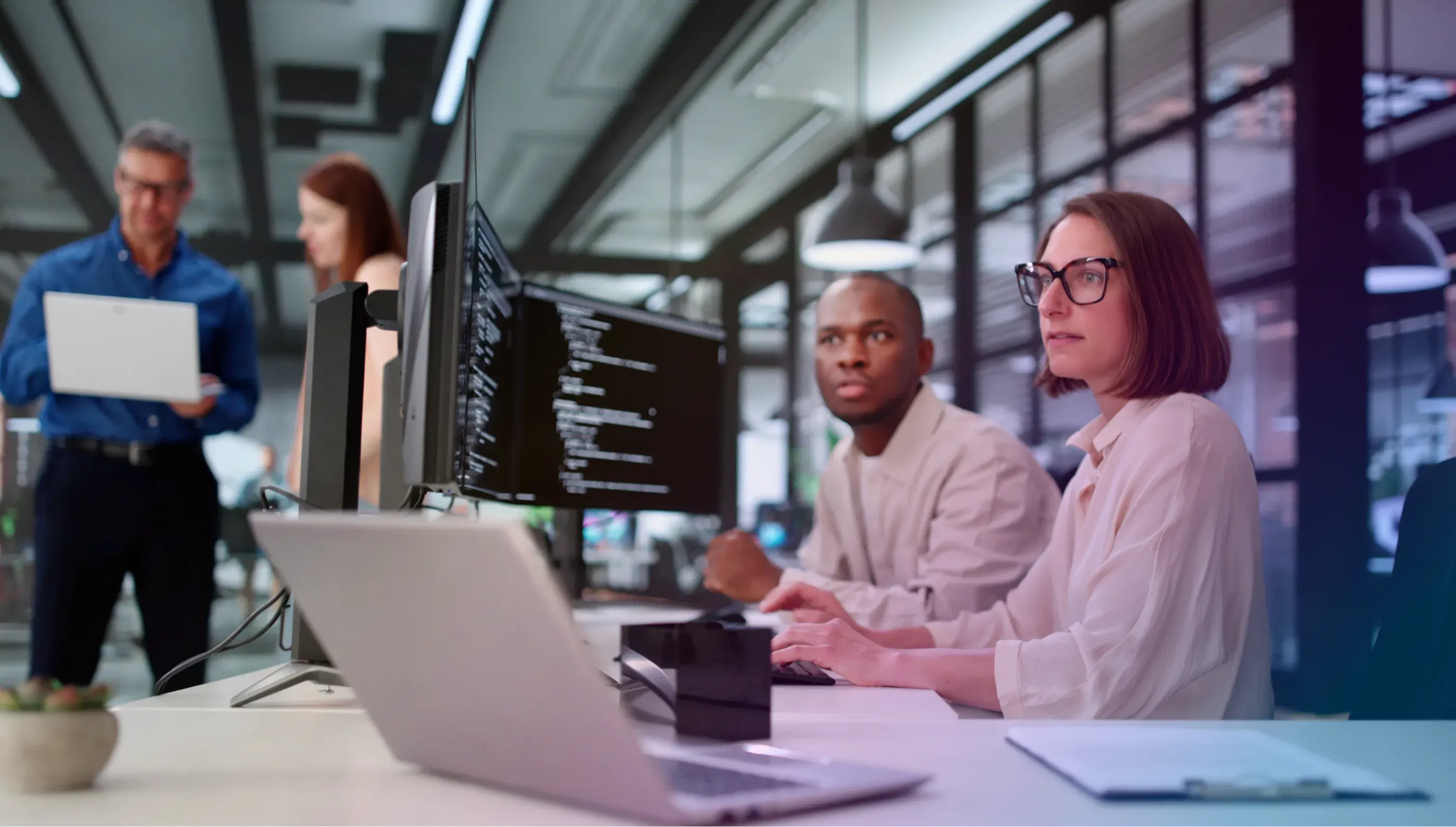 Nhà phát triển phần mềm sử dụng màn hình xoay dọc để tối ưu hóa việc đọc và debug mã nguồn phức tạp