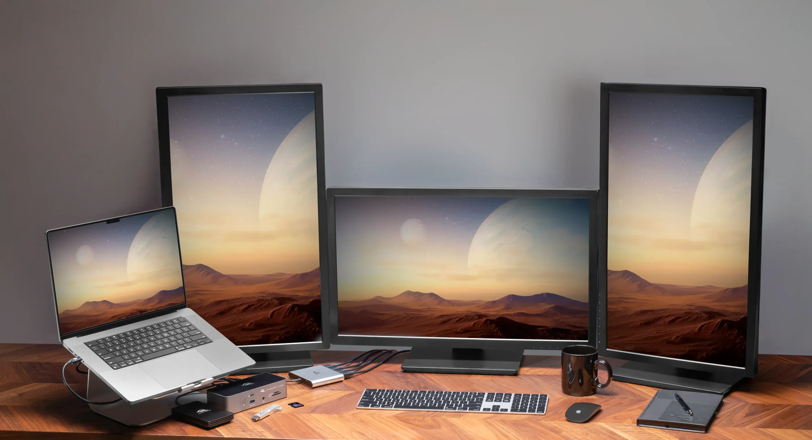 MacBook Pro kết nối với adapter OWC, thể hiện khả năng sạc ngược cho máy tính đồng thời truyền tải tín hiệu video 4K