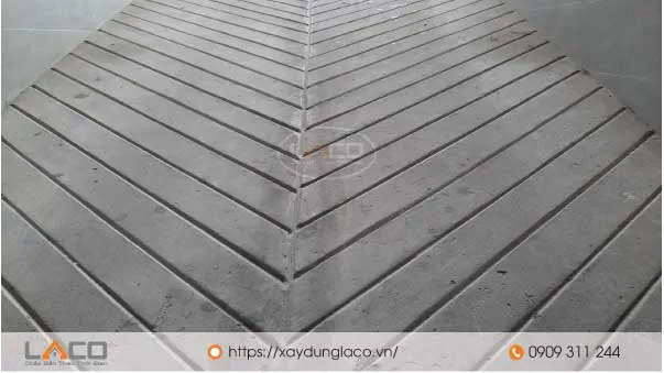 Ram dốc tầng hầm cần được thiết kế các rãnh trên bề mặt để giúp tăng ma sát khi di chuyển.