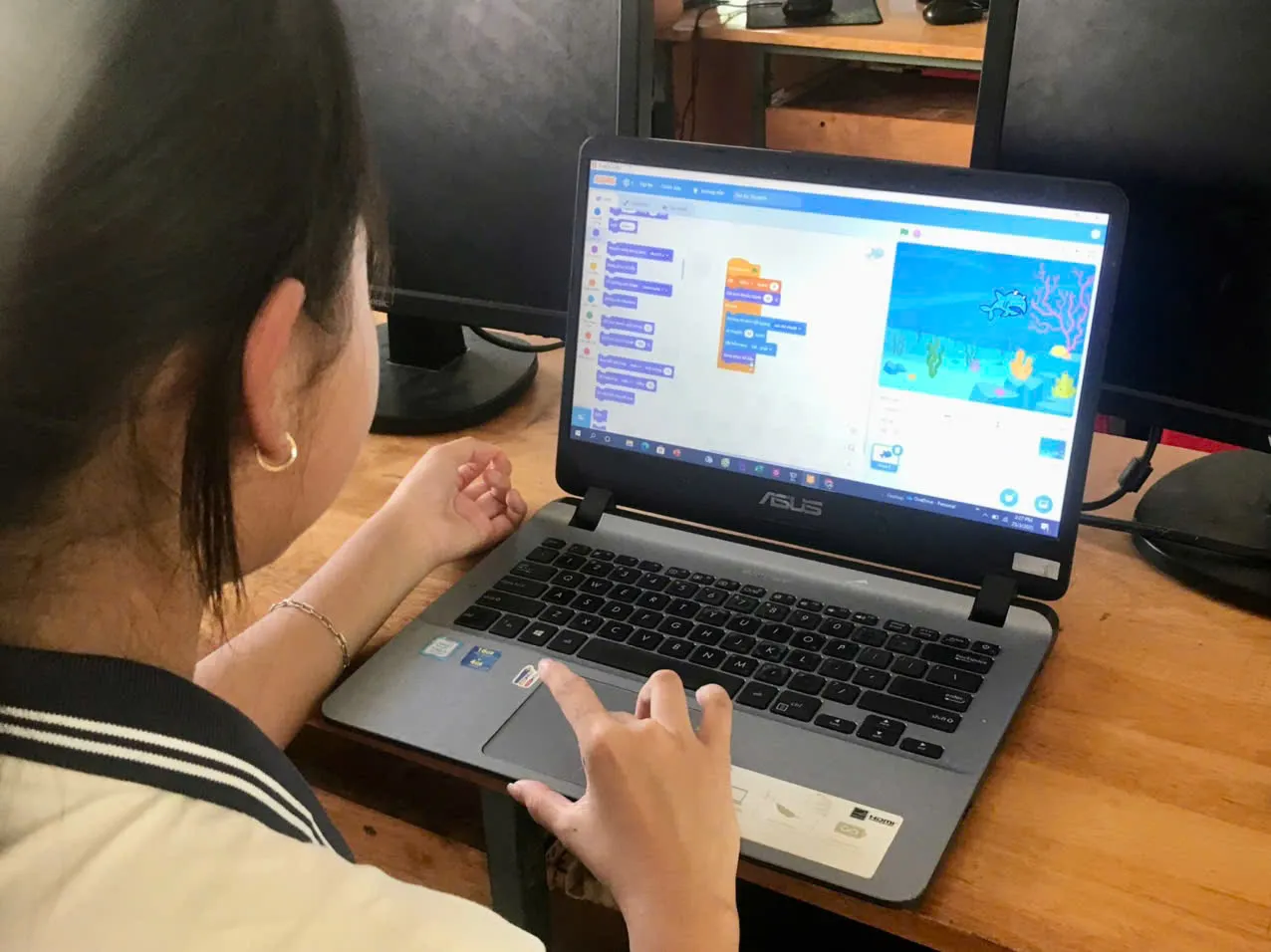 Sản phẩm lập trình Scratch của học sinh đang được hoàn thiện