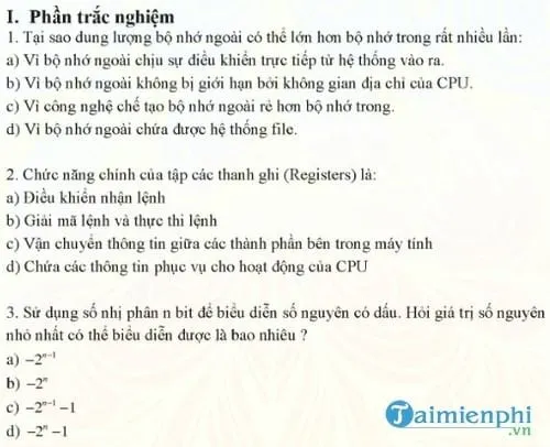 Sinh viên đang ôn tập đề thi trắc nghiệm tin học đại cương trên máy tính