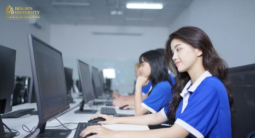 Sinh viên đang thực hành tìm hiểu ngành công nghệ thông tin học những gì trên máy tính