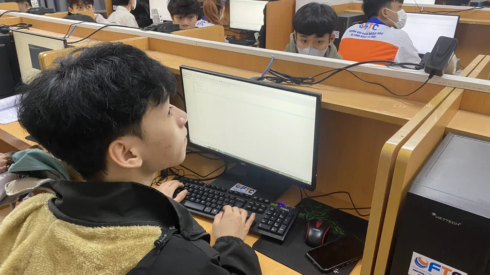 Sinh viên ngành CNTT thực hành lập trình tại phòng máy hiện đại Cao đẳng FTC