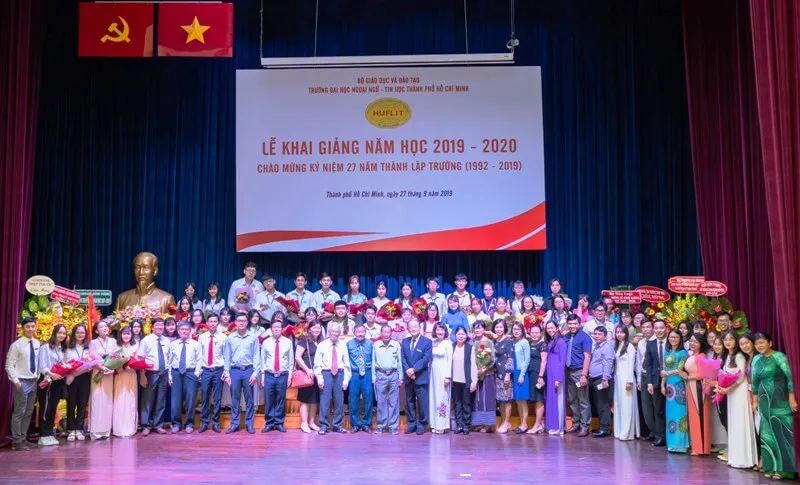 Sinh viên tra cứu đại học ngoại ngữ tin học tphcm học phí trực tuyến