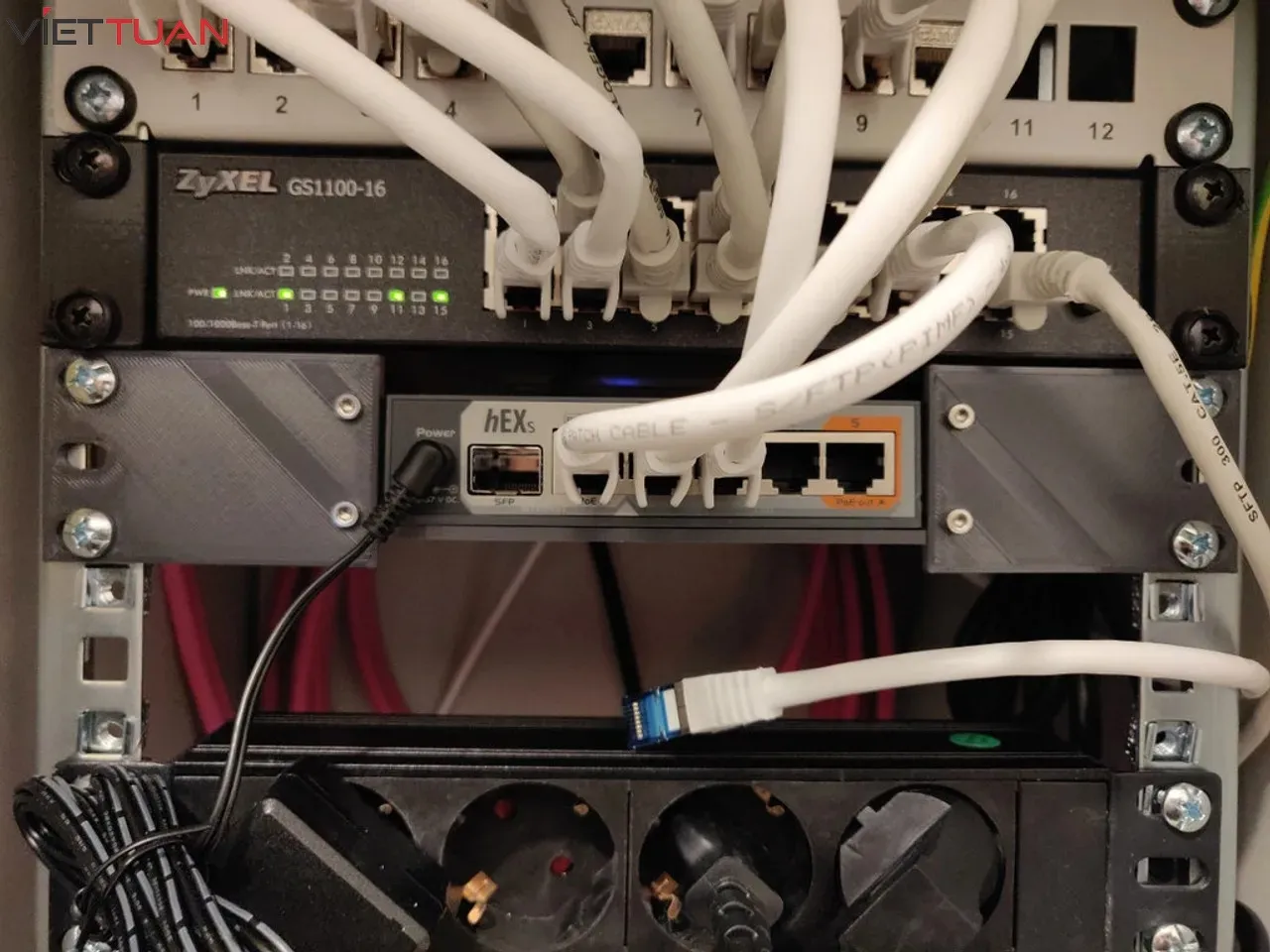 Distribution Router sẽ nhận dữ liệu từ gateway (Edge router) thông qua kết nối có dây sau đó chúng sẽ gửi dữ liệu tới người nhận