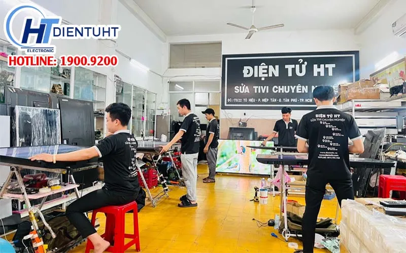 Kỹ thuật viên đang thực hiện kết nối cáp tín hiệu sau khi thay màn hình mới