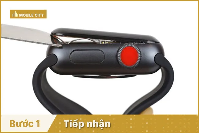 Kỹ thuật viên bôi keo chuyên dụng lên viền máy