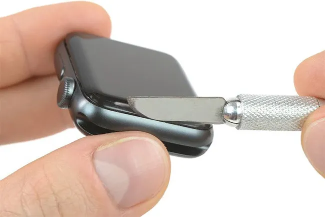 Kỹ thuật viên bóc tách màn hình khỏi khung vỏ nhôm