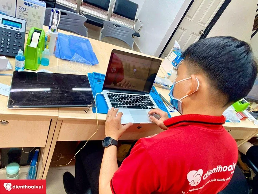 Khách hàng kiểm tra và ký tên bàn giao sau khi hoàn tất quy trình thay thế màn hình chính hãng tại trung tâm sửa chữa chuyên nghiệp