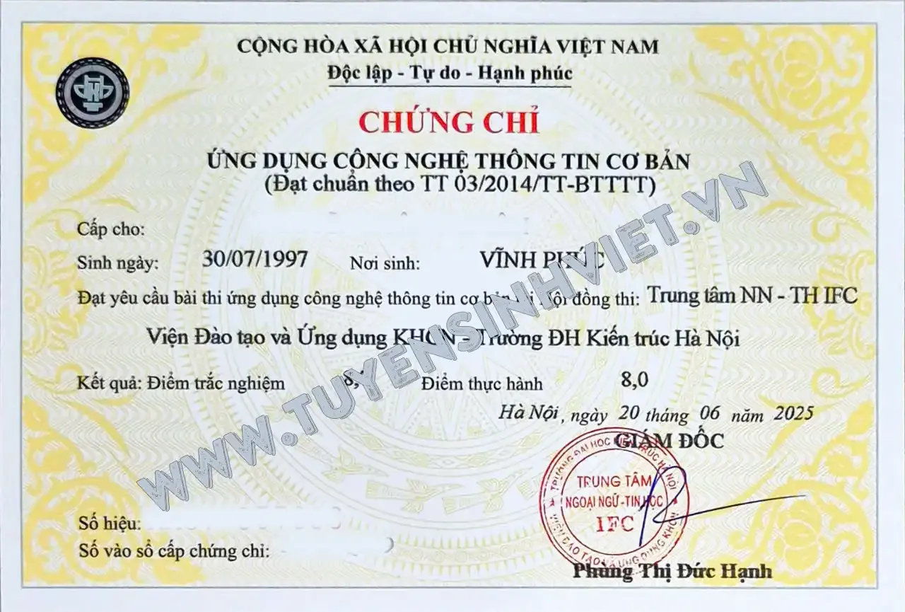 Thí sinh thực hiện bài thi chứng chỉ tin học cơ bản trên máy tính tại trung tâm