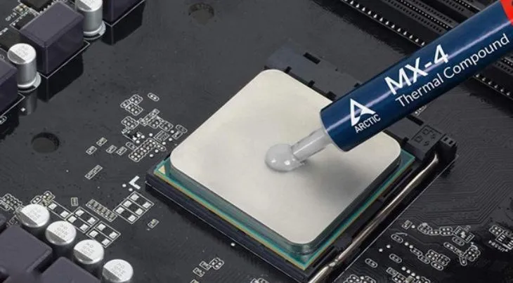 Lớp keo tản nhiệt giữa CPU và đế tản cần có độ dẻo và tính dẫn nhiệt cao để tối ưu hóa quá trình truyền nhiệt