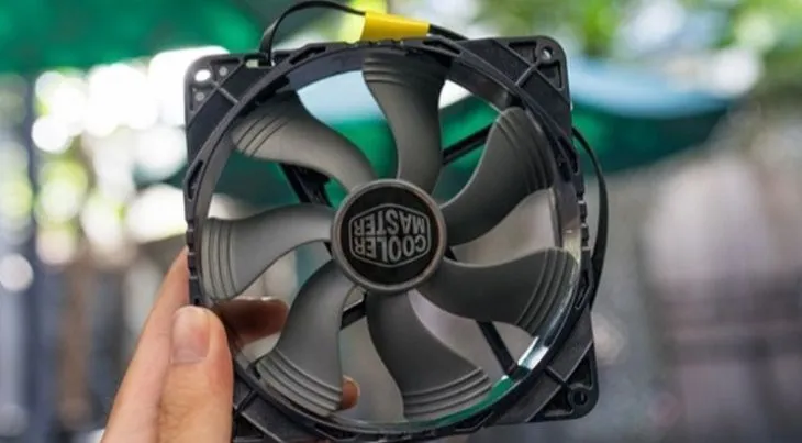 Việc tích tụ bụi bẩn trên cánh quạt làm giảm áp suất tĩnh và khả năng lưu chuyển không khí làm mát cho chip