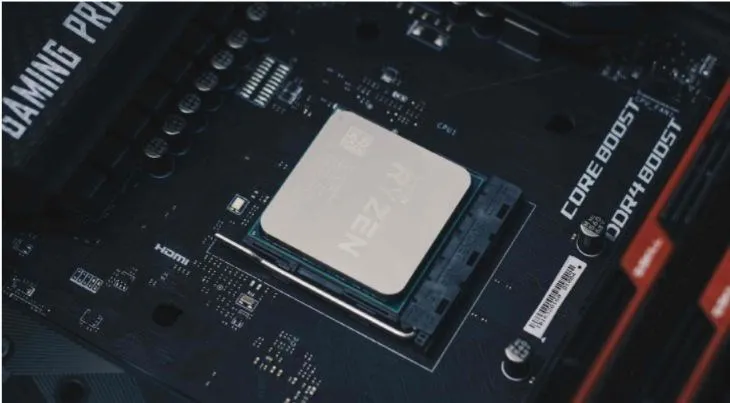 Lỗi phần mềm hoặc các tiến trình chạy ngầm chiếm dụng tài nguyên khiến CPU luôn phải hoạt động hết công suất