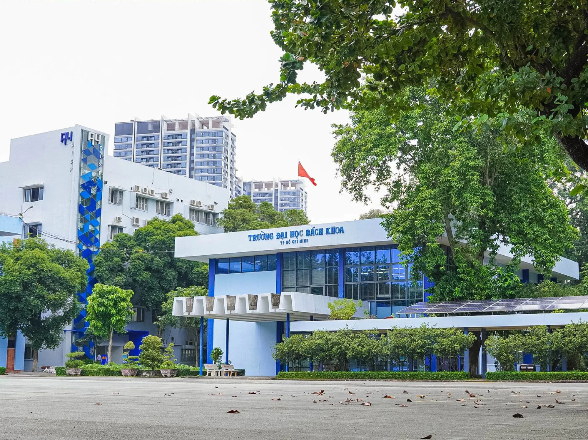 Thư viện hiện đại của trường đại học Bách khoa TP.HCM với không gian học tập rộng lớn