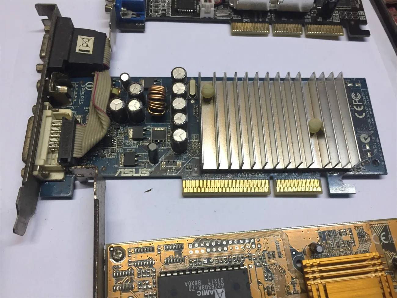 Khe AGP chuyên dụng cho xử lý đồ họa trước kỷ nguyên của chuẩn giao tiếp nối tiếp.