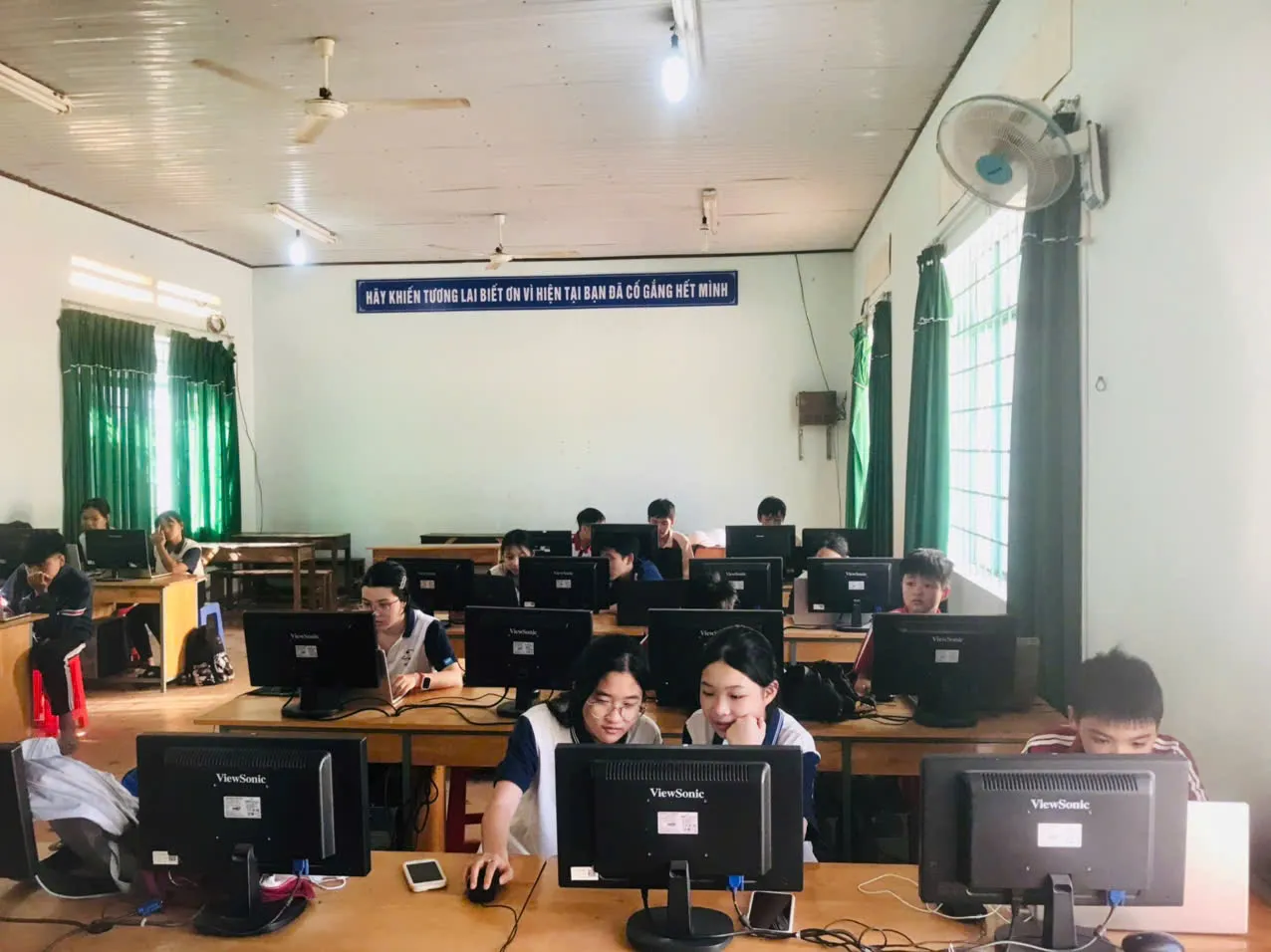 Toàn cảnh không gian sinh hoạt của câu lạc bộ tin học thcs