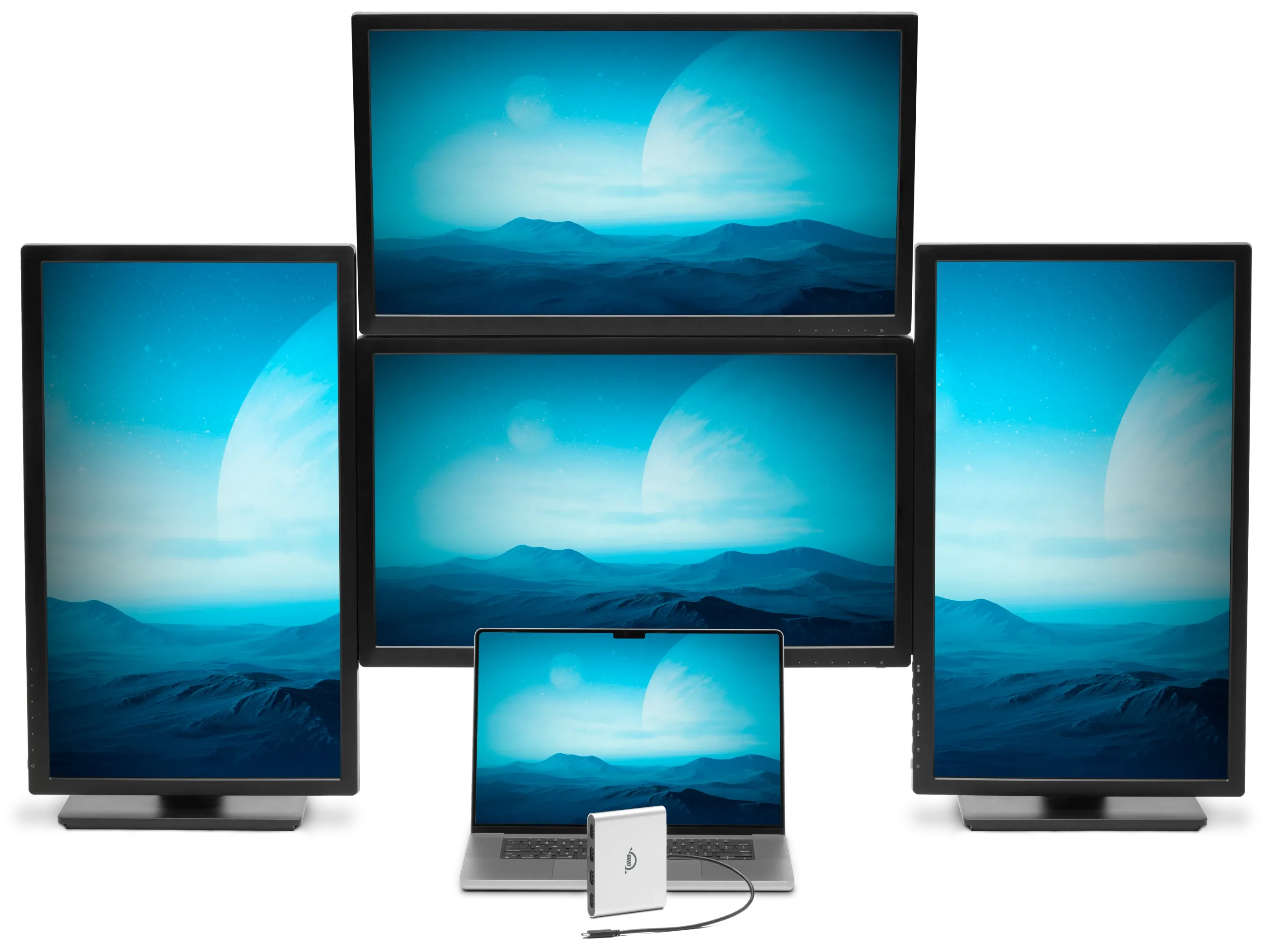 Thiết lập thực tế của OWC USB-C Quad HDMI 4K Adapter phía trước MacBook Pro, hiển thị khả năng mở rộng không gian làm việc mạnh mẽ