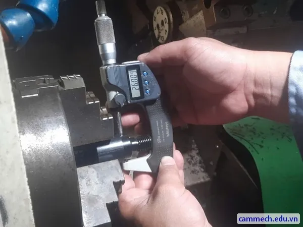 Học viên đo kiểm sản phẩm bằng Panme điện tử