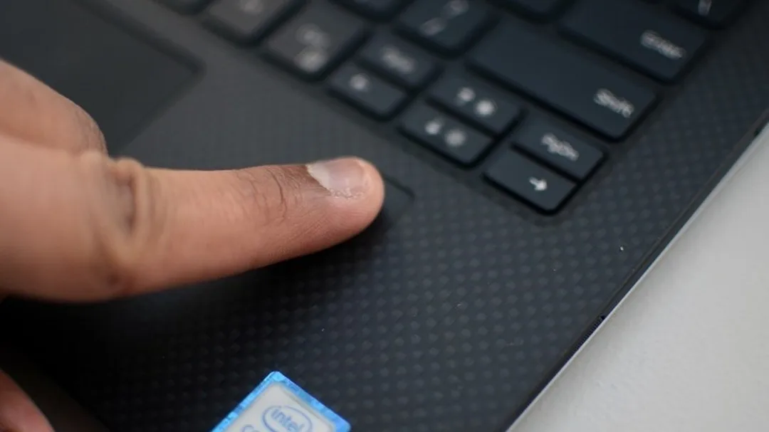 Vệ sinh cảm biến vân tay thường xuyên